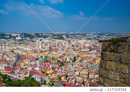 イタリアのナポリのきれいな街並み 117329382