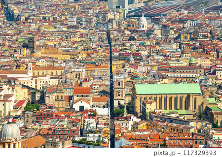 イタリアのナポリのきれいな街並み 117329393