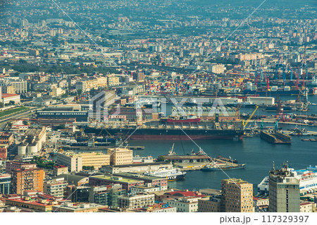 イタリアのナポリのきれいな街並み 117329397