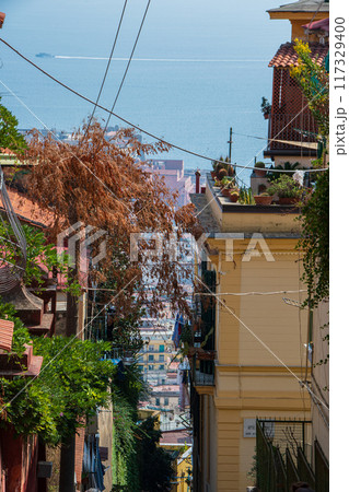 イタリアのナポリのきれいな街並み 117329400