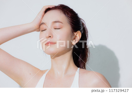 スポーツウェアの女性 117329427