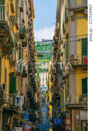 イタリアのナポリのきれいな街並み 117329467