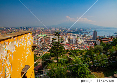 イタリアのナポリのきれいな街並み イタリアのナポリのきれいな街並み 117329486
