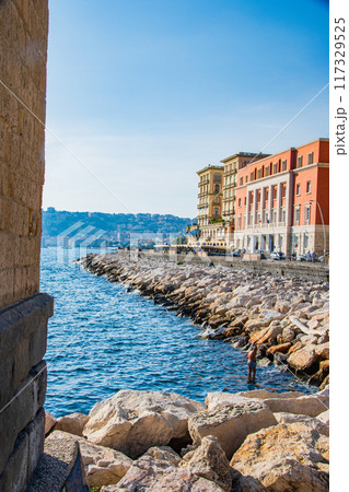 イタリアのナポリのきれいな街並み イタリアのナポリのきれいな街並み 117329525