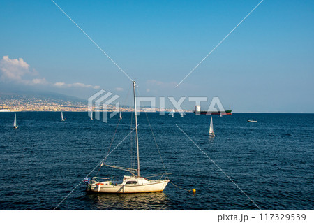 イタリアのナポリのきれいな街並み 117329539
