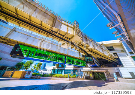 日本の千葉都市景観 8月。千葉都市モノレールの千葉駅やモノレールなどを望む 117329598