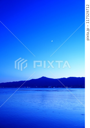 比叡の山の上に浮かぶ三日月 比叡の山の上に浮かぶ三日月 117329712