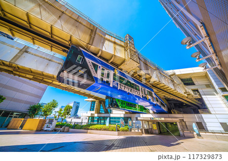 日本の千葉都市景観 8月。千葉都市モノレールの千葉駅やモノレールなどを望む 117329873