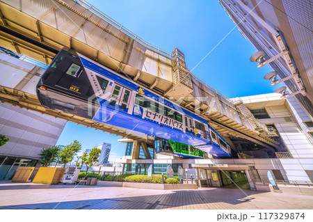 日本の千葉都市景観 8月。千葉都市モノレールの千葉駅やモノレールなどを望む 117329874