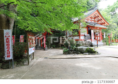 福岡県の大宰府天満宮境内にある天開稲荷社の風景 117330007