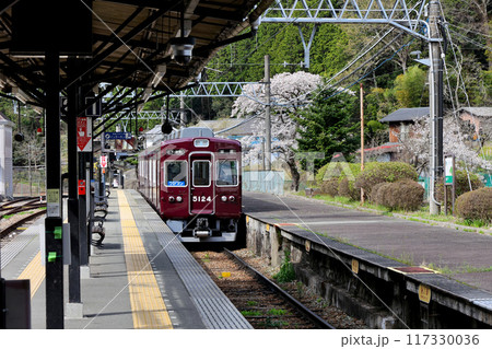 山下ー妙見口　を結ぶワンマン能勢電鉄　妙見口に入線中　早朝のみ川西能勢口ー妙見口 117330036