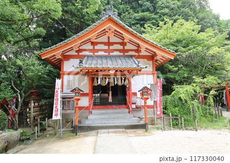 福岡県の大宰府天満宮境内にある天開稲荷社の風景 福岡県の大宰府天満宮境内にある天開稲荷社の風景 117330040
