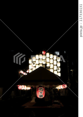 祇園祭 宵山の暗闇に浮かび上がる駒形提灯 縦構図 放下鉾2 祇園祭 宵山の暗闇に浮かび上がる駒形提灯 縦構図 放下鉾2 117330131