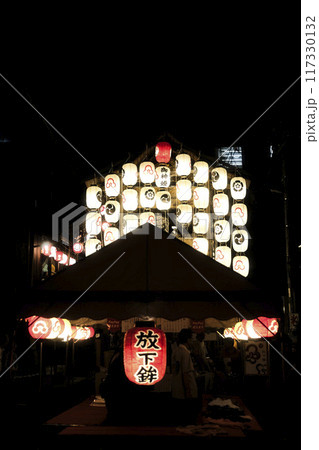 祇園祭 宵山の暗闇に浮かび上がる駒形提灯 縦構図 放下鉾3 祇園祭 宵山の暗闇に浮かび上がる駒形提灯 縦構図 放下鉾3 117330132