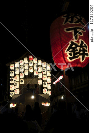 祇園祭 宵山の暗闇に浮かび上がる駒形提灯 縦構図 放下鉾12 祇園祭 宵山の暗闇に浮かび上がる駒形提灯 縦構図 放下鉾12 117330204