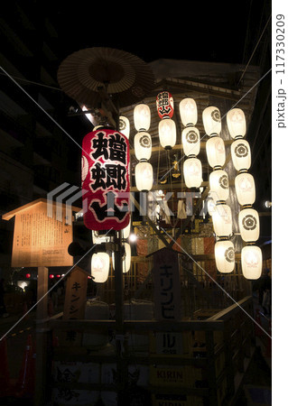 祇園祭 宵山の暗闇に浮かび上がる駒形提灯 縦構図 蟷螂山2 祇園祭 宵山の暗闇に浮かび上がる駒形提灯 縦構図 蟷螂山2 117330209