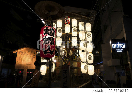 祇園祭 宵山の暗闇に浮かび上がる駒形提灯 横構図 蟷螂山1 祇園祭 宵山の暗闇に浮かび上がる駒形提灯 横構図 蟷螂山1 117330210