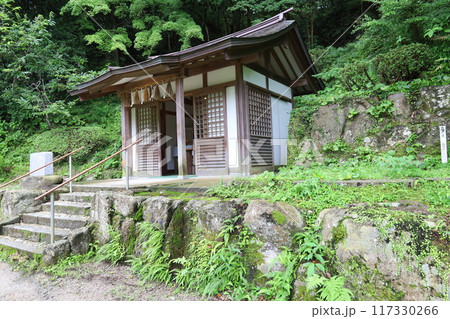 福岡県の大宰府天満宮境内にある母子堂の風景 福岡県の大宰府天満宮境内にある母子堂の風景 117330266