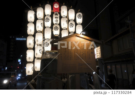 祇園祭 郭巨山 暗闇に浮かぶ駒形提灯3 祇園祭 郭巨山 暗闇に浮かぶ駒形提灯3 117330284