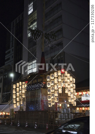 祇園祭 月鉾 暗闇に浮かぶ駒形提灯2 祇園祭 月鉾 暗闇に浮かぶ駒形提灯2 117330286