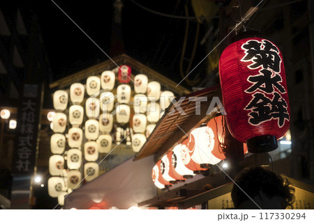 祇園祭 菊水鉾 暗闇に浮かぶ駒形提灯5 祇園祭 菊水鉾 暗闇に浮かぶ駒形提灯5 117330294