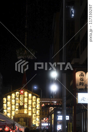 祇園祭　函谷鉾　暗闇に浮かぶ駒形提灯3 117330297