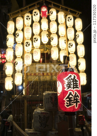 祇園祭 鶏鉾 暗闇に浮かぶ駒形提灯9 祇園祭 鶏鉾 暗闇に浮かぶ駒形提灯9 117330320