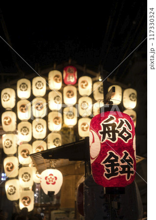 祇園祭 船鉾 暗闇に浮かぶ駒形提灯3 祇園祭 船鉾 暗闇に浮かぶ駒形提灯3 117330324