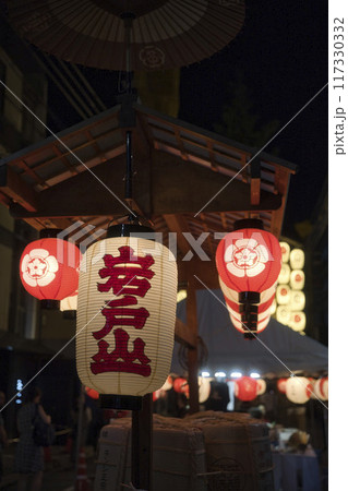 祇園祭　岩戸山　暗闇に浮かぶ駒形提灯1 117330332