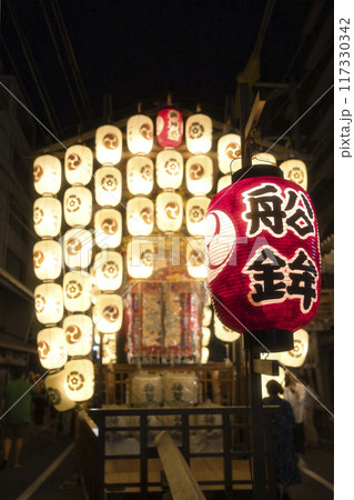 祇園祭　船鉾　暗闇に浮かぶ駒形提灯5 117330342
