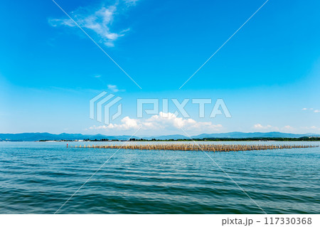 静岡県浜松市にある浜名湖で行われている海苔の養殖, 117330368