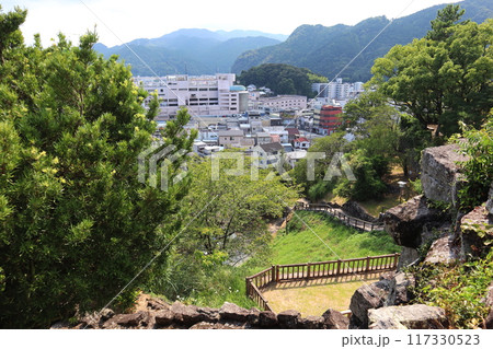 新宮城跡から見下ろす和歌山県新宮市の街並み 新宮城跡から見下ろす和歌山県新宮市の街並み 117330523