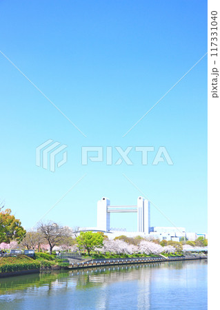 春の愛知県名古屋市、満開の桜と名古屋国際会議場の風景 117331040