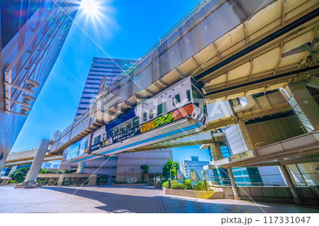 日本の千葉都市景観 8月。千葉都市モノレールの千葉駅を出たモノレールなどを望む 117331047
