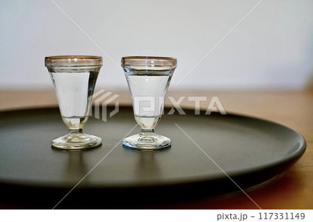 お猪口に注いだ日本酒 117331149