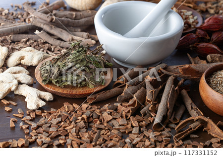 生薬　薬膳　漢方の素材 117331152