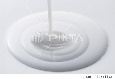 流れ落ちるクリーム　乳液 117331158