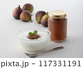 ヨーグルトに盛ったジャム　朝食 117331191