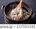炊き上がった炊き込みご飯 117331192