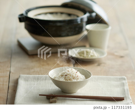 美味しそうなお米　炊き立てご飯 117331193