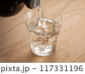 グラスに注がれる焼酎 117331196