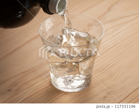 グラスに注がれる焼酎 グラスに注がれる焼酎 117331196