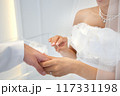 指輪交換をする新郎新婦 117331198