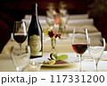 レストランのワインのあるテーブル 117331200