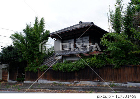 住宅街の廃屋 117331459