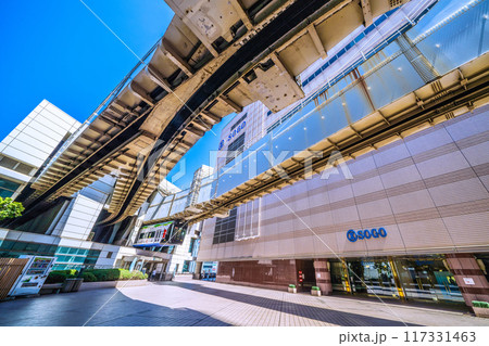 日本の千葉都市景観 8月。千葉都市モノレールの千葉駅を出たモノレールなどを望む 117331463