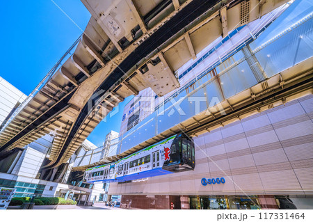 日本の千葉都市景観 8月。千葉都市モノレールの千葉駅を出たモノレールなどを望む 日本の千葉都市景観 8月。千葉都市モノレールの千葉駅を出たモノレールなどを望む 117331464