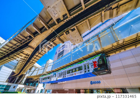 日本の千葉都市景観 8月。千葉都市モノレールの千葉駅を出たモノレールなどを望む 117331465