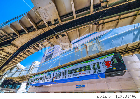 日本の千葉都市景観 8月。千葉都市モノレールの千葉駅を出たモノレールなどを望む 日本の千葉都市景観 8月。千葉都市モノレールの千葉駅を出たモノレールなどを望む 117331466