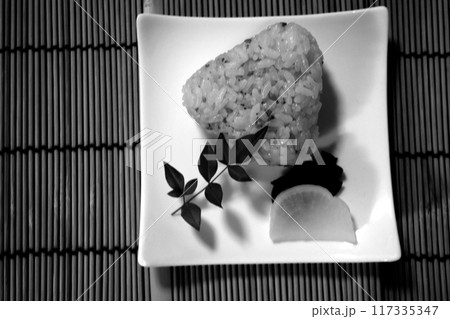 おにぎり食べ物 117335347